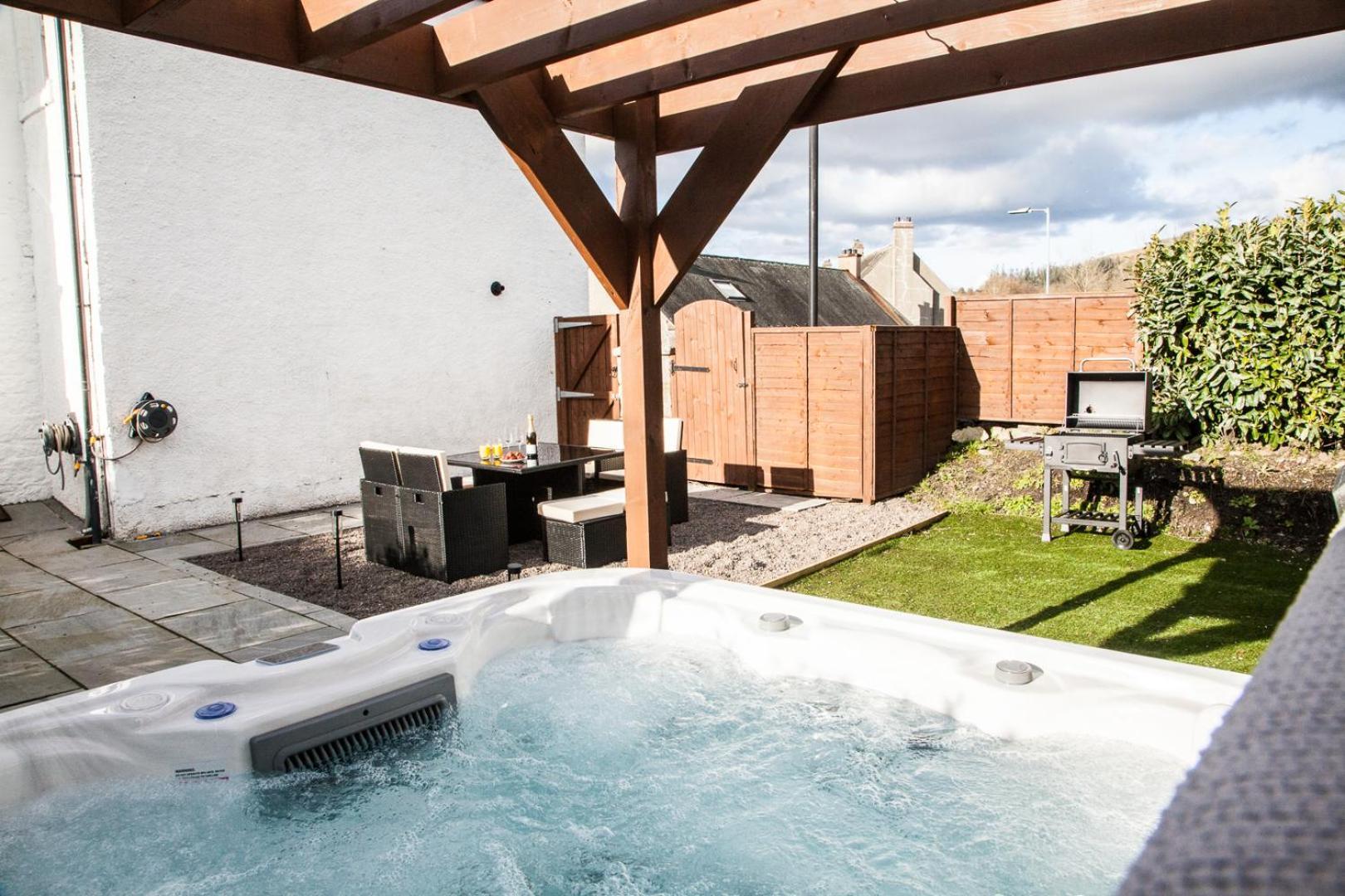 Stunning Scottish Hot Tub Getaway Holiday home *